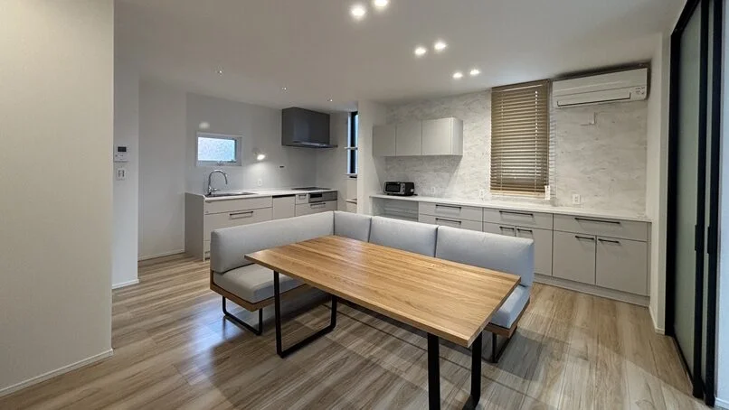 ＬＤＫは壁面を有効活用した一体型の空間設計。コンパクトでも圧迫感のない開放的なレイアウトで、家族のコミュニケーションが自然に生まれます。