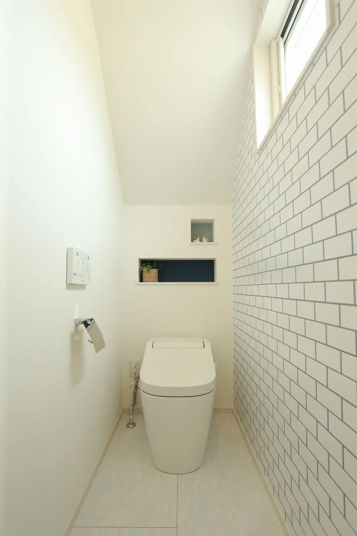 ニッチがアクセントのトイレ