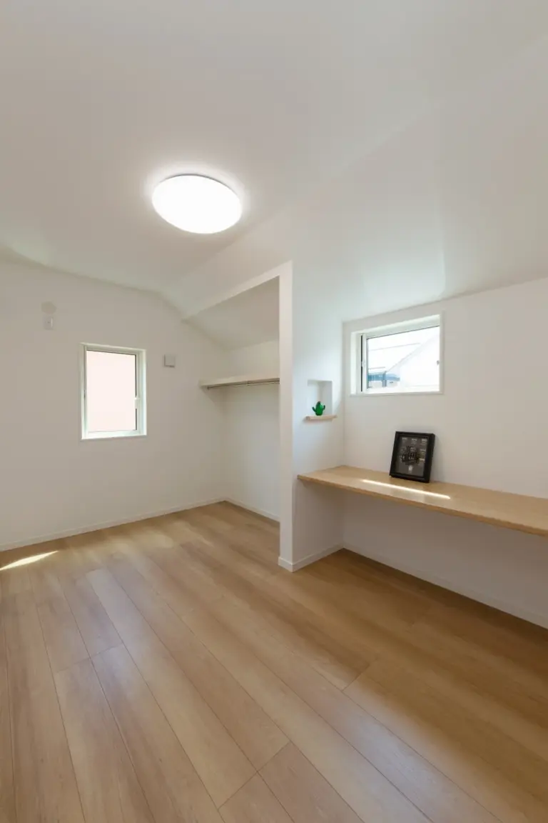 収納とカウンターデスクを備えた子供室