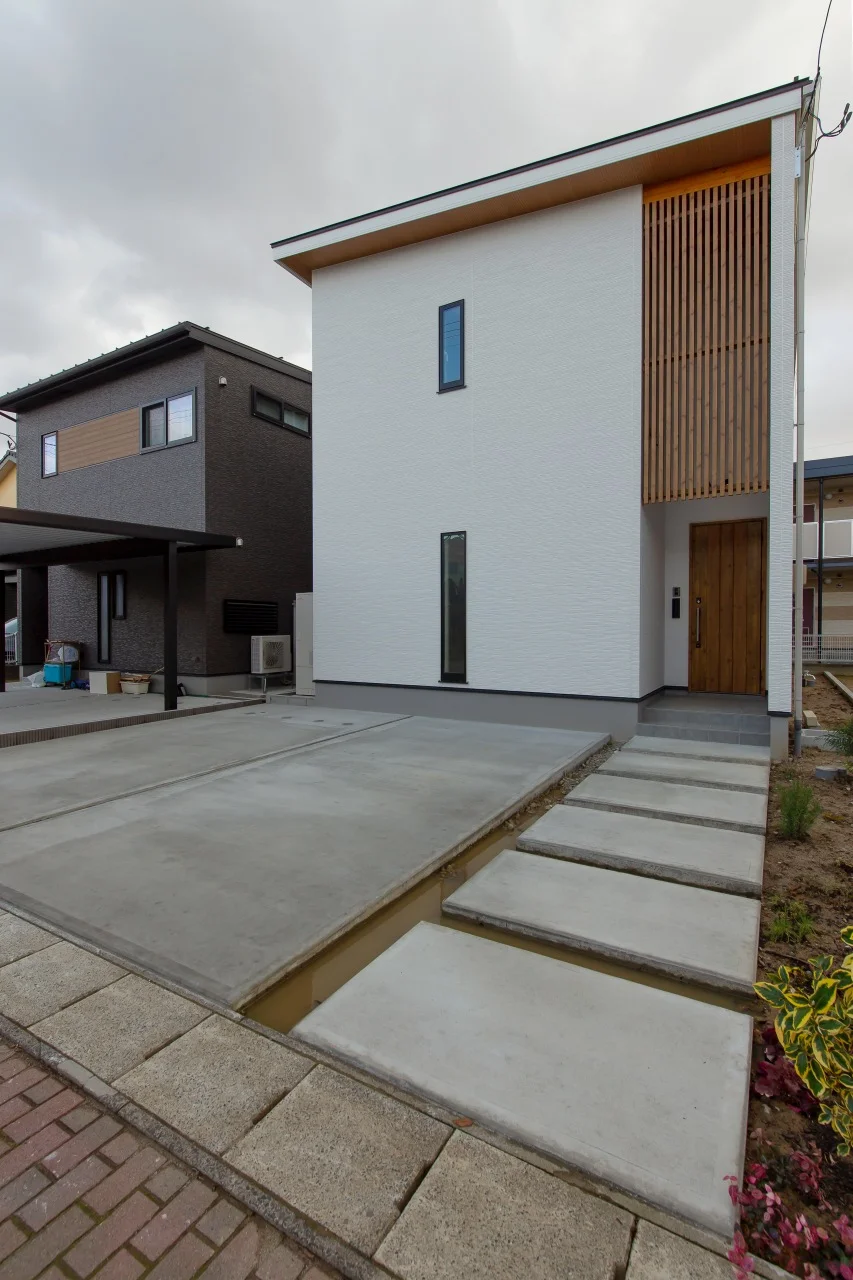 格子が目を引く外観