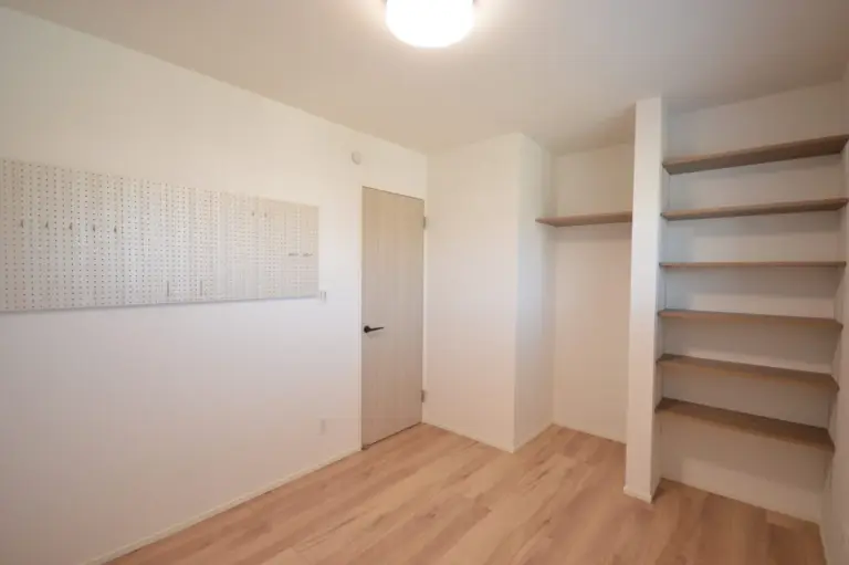 子供室にも有孔ボードを設置して収納に一工夫。