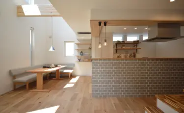 【108】素材感のある空間に光が降り注ぐ家