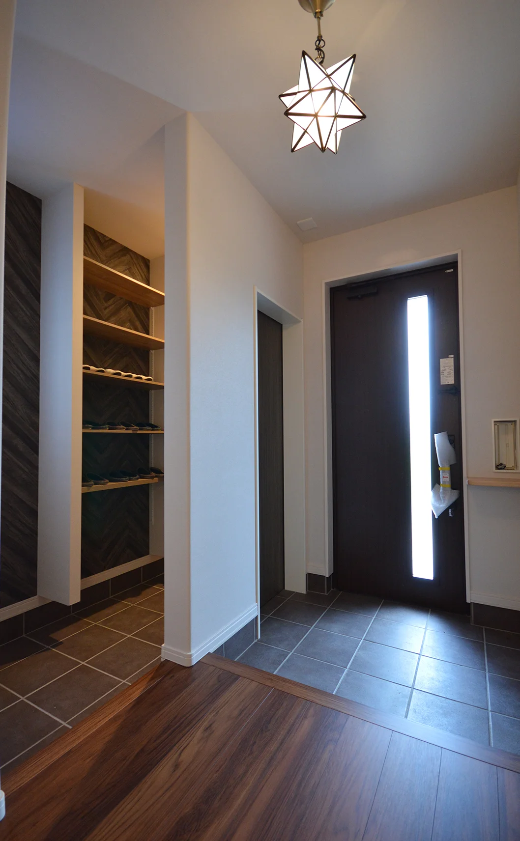 アクセントになる照明を設置した玄関・シューズクローク