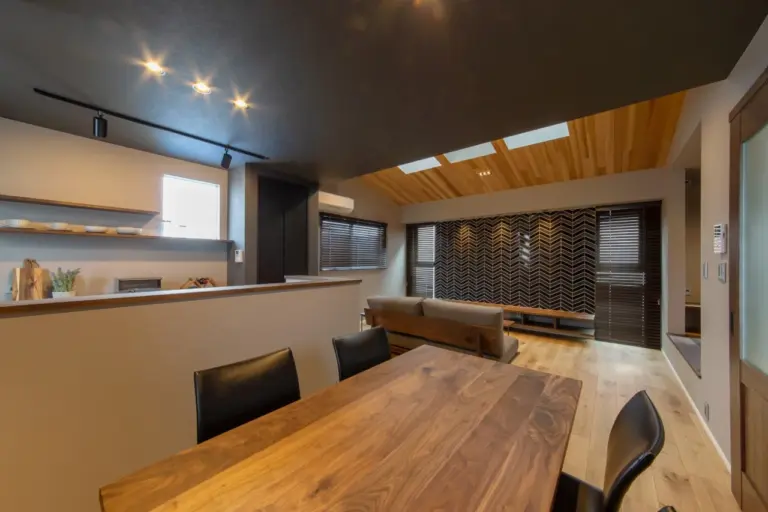 ダイニングから見るリビング空間