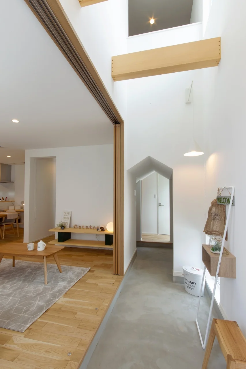 玄関に入った瞬間見えるリビングとのつながり