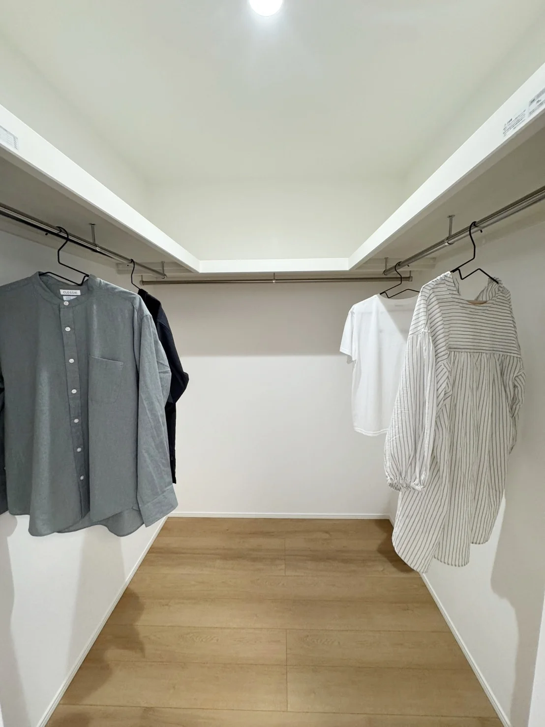 寝室の中にあるウォークインクローゼット