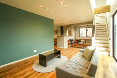 【057】階段から延びる吹抜けが光を入れる家