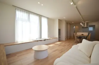 ■窓際ベンチのあるリビング
窓際にベンチを造作。家族の居場所が増えるリビング