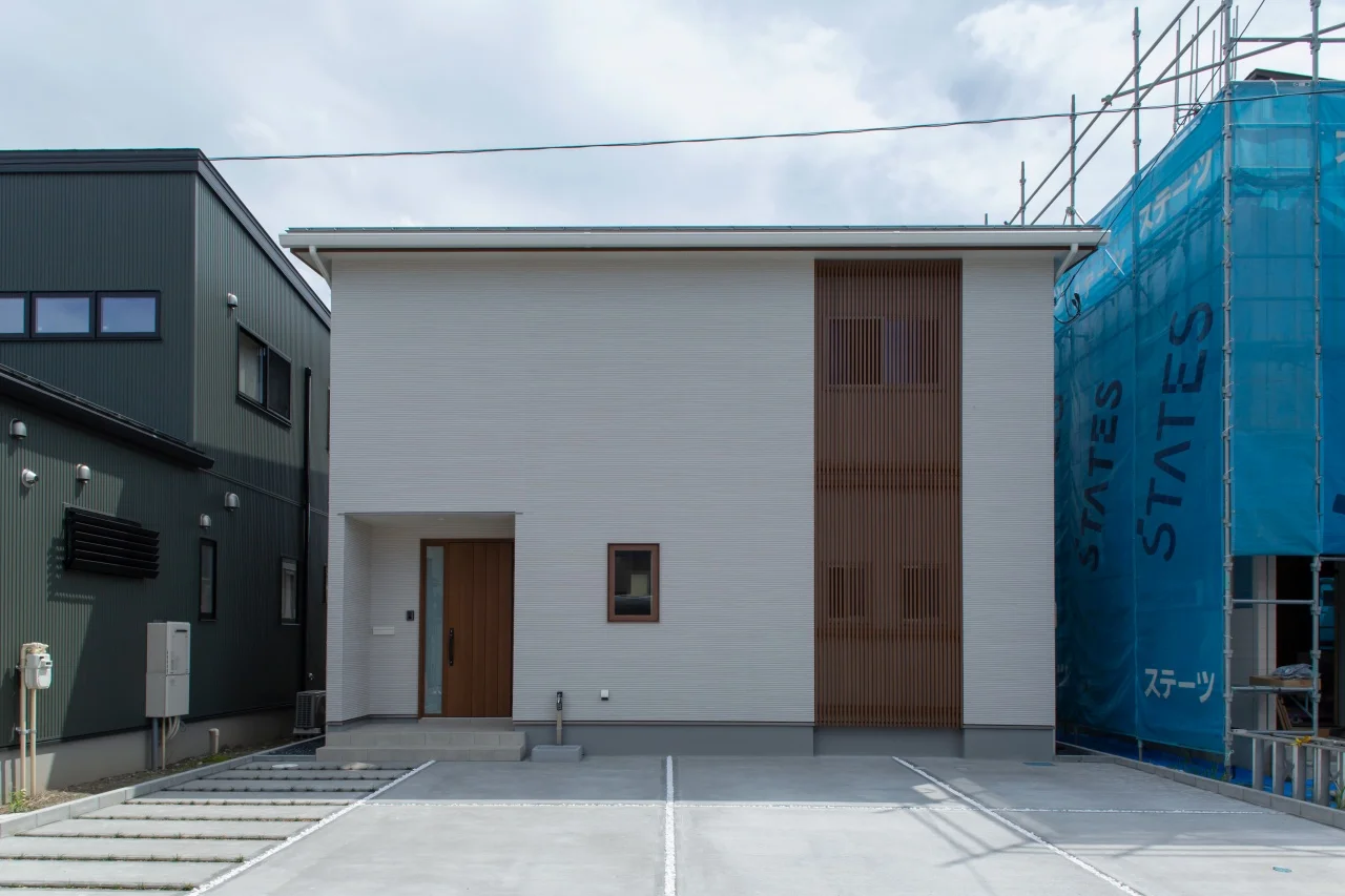 格子で窓を隠したシンプルなデザイン