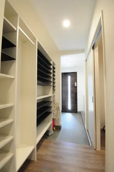 玄関（シューズクローク側より）