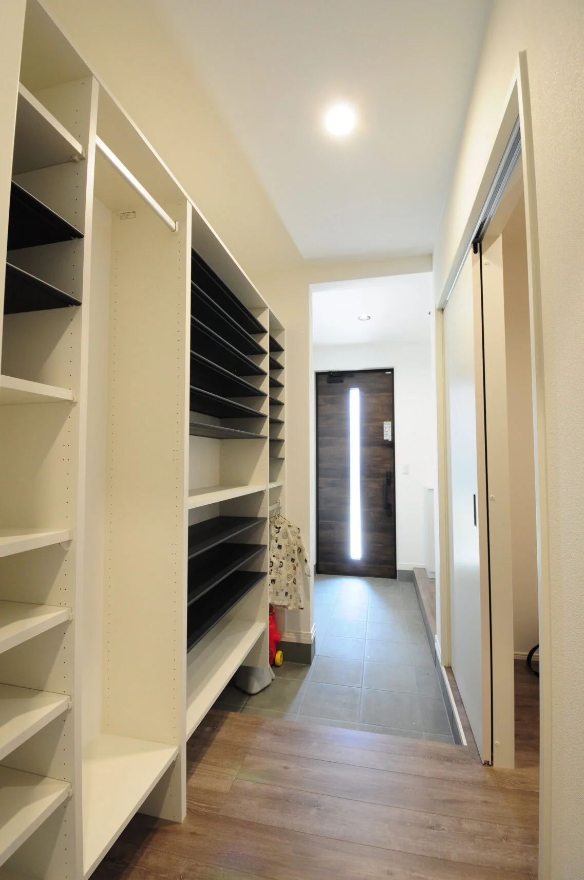 玄関（シューズクローク側より）