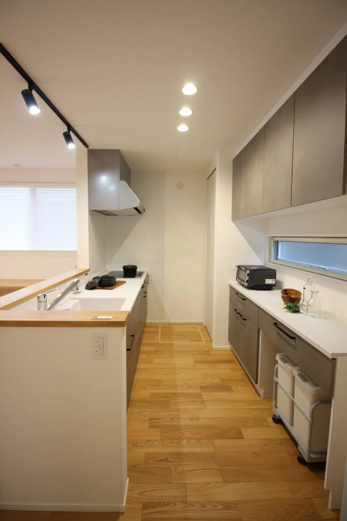 内観（システムキッチン・食器棚）