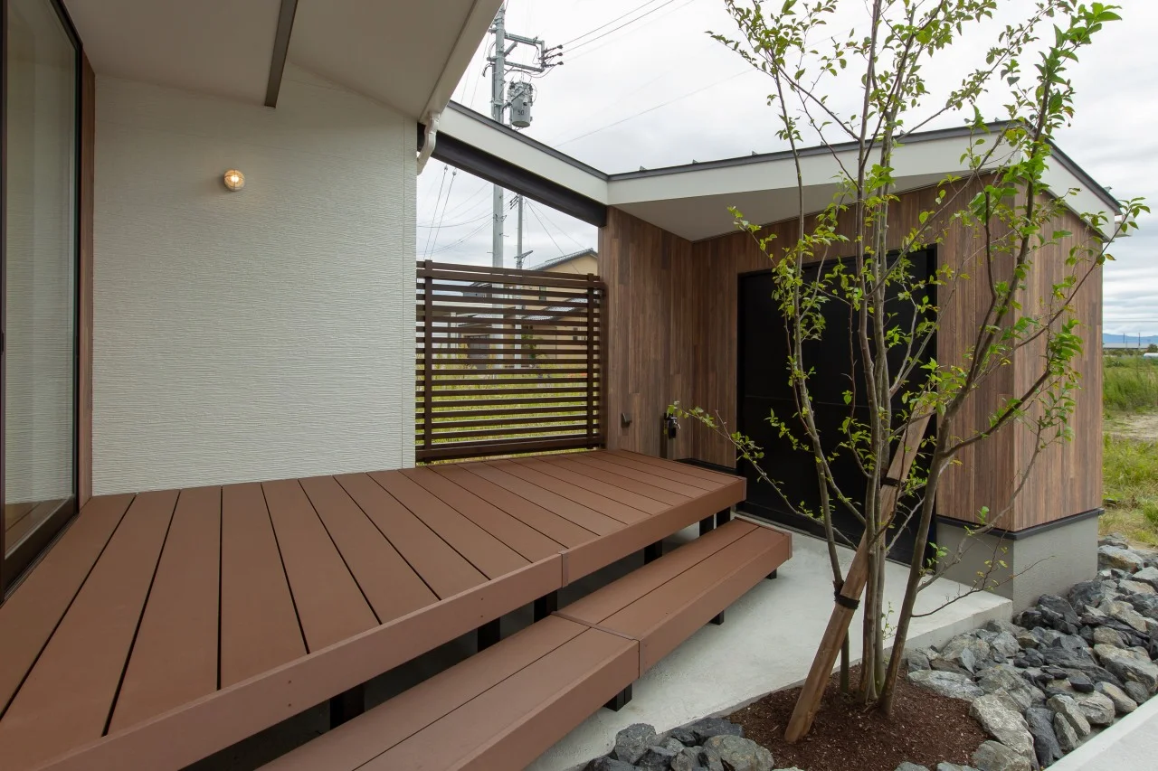 囲われたウッドデッキ空間