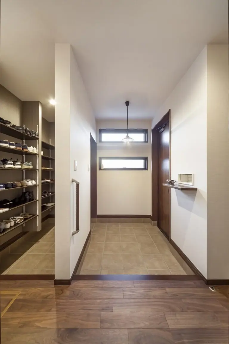 シューズクロークがあり、2方向上がれる玄関