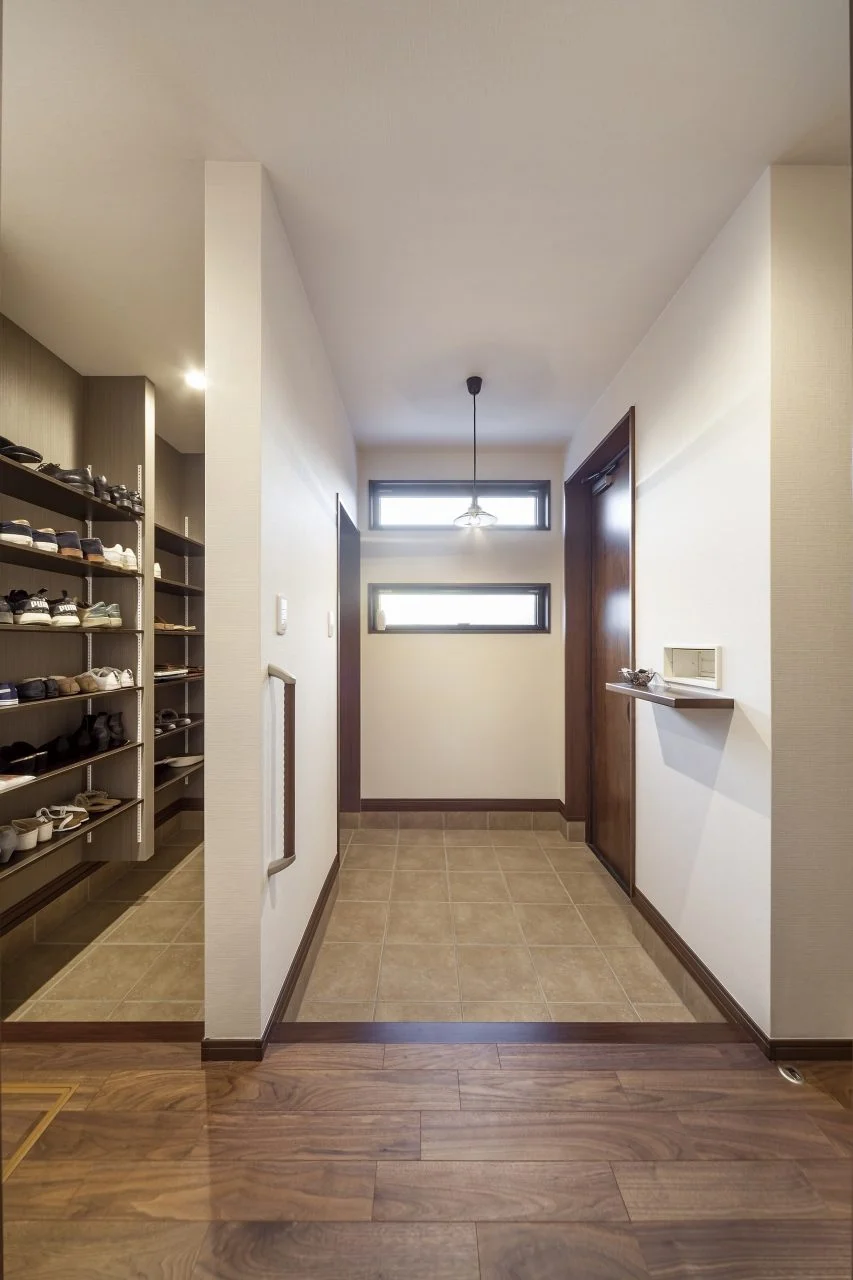 シューズクロークがあり、2方向上がれる玄関