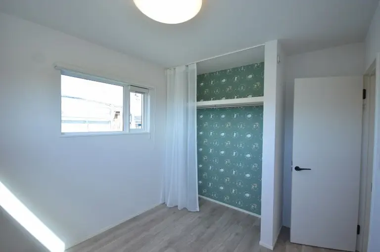 グリーンのアクセントクロスがかわいい子ども部屋