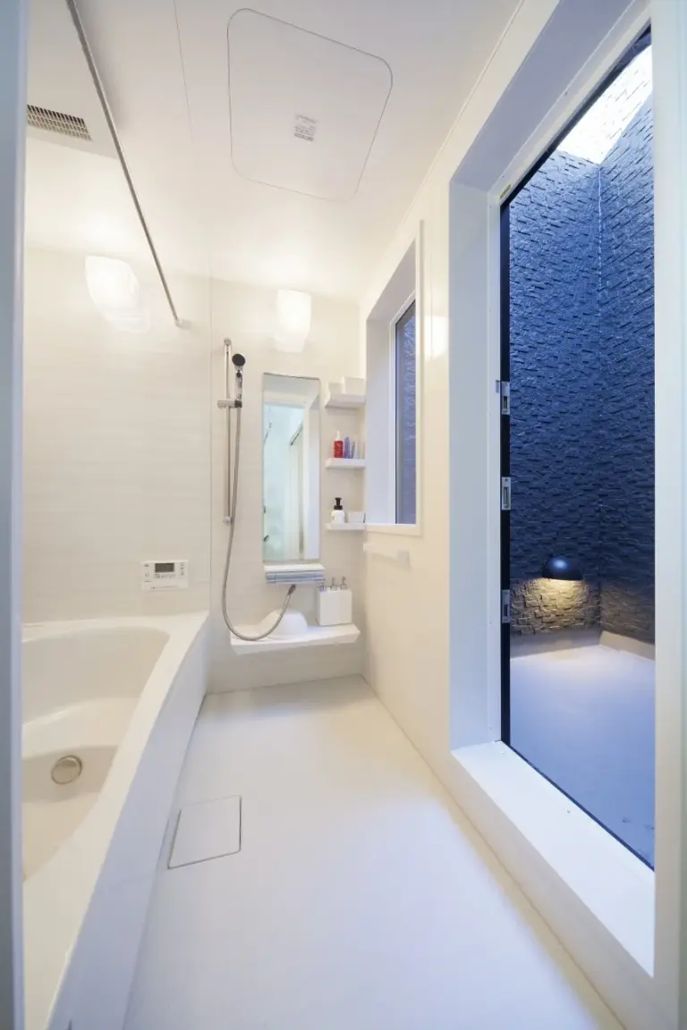 プライベートバルコニーのある浴室