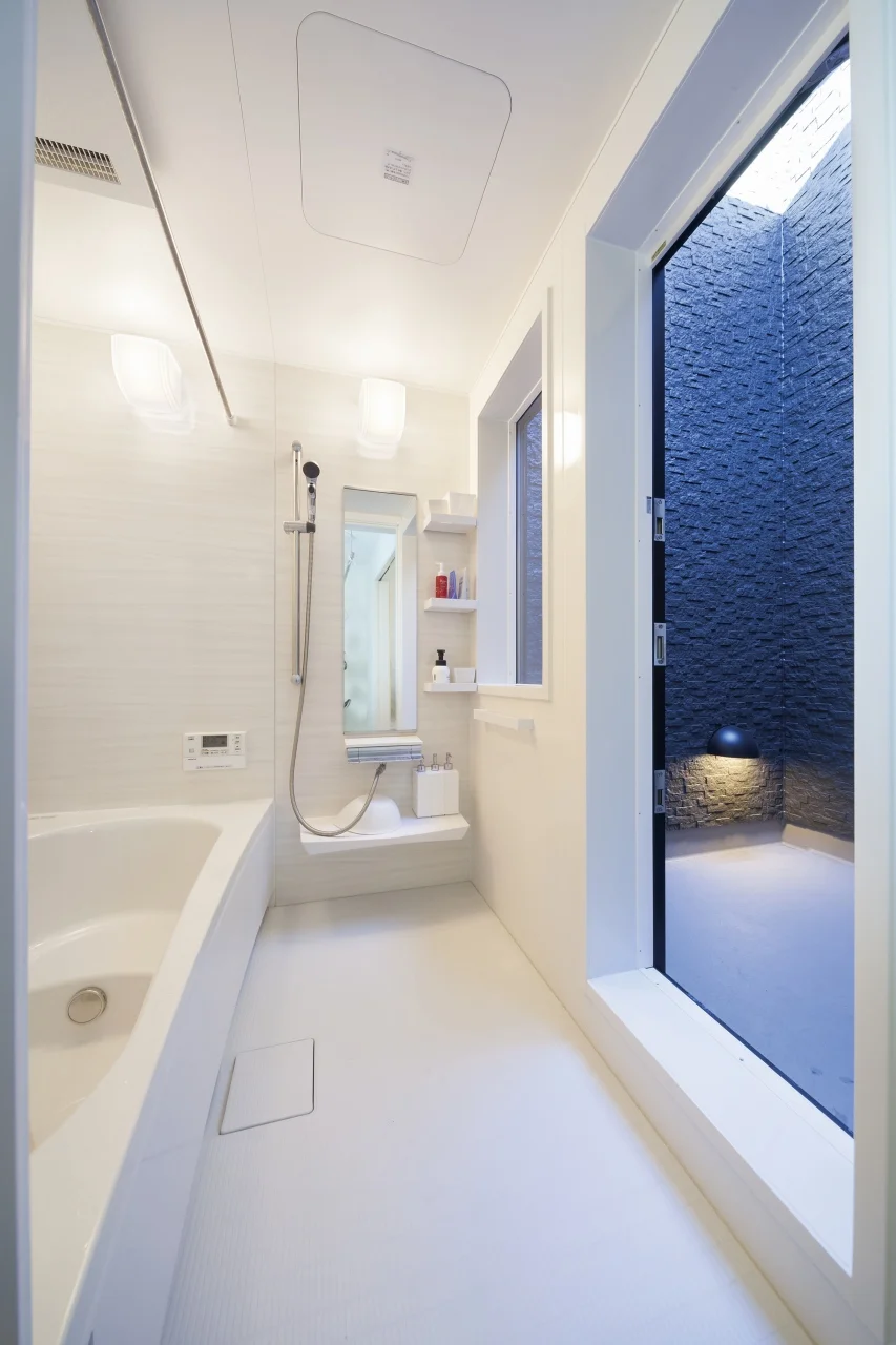 プライベートバルコニーのある浴室