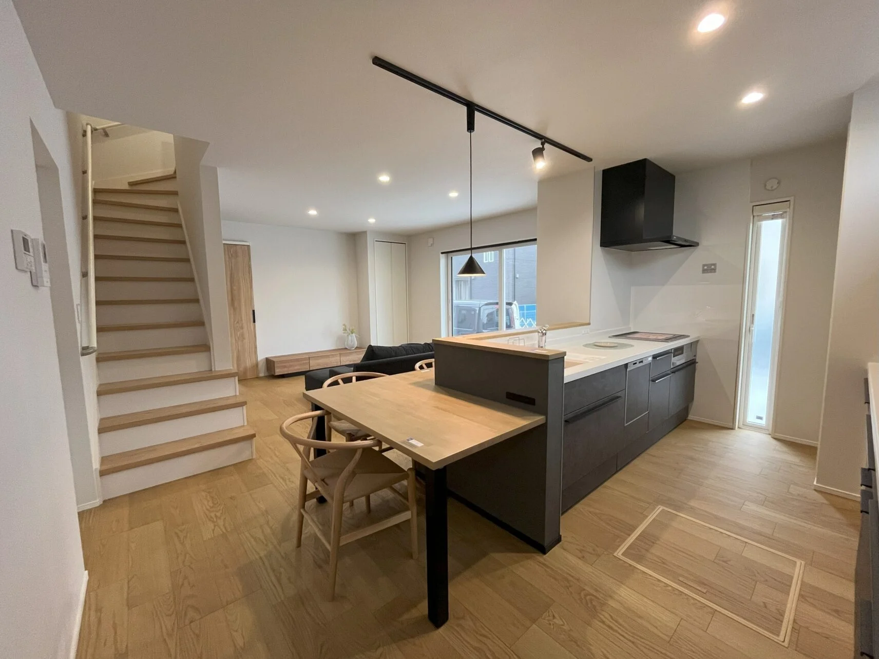 【ダイニング・キッチン２】ダークなキッチンが木目と合い、おしゃれなインテリアになります。