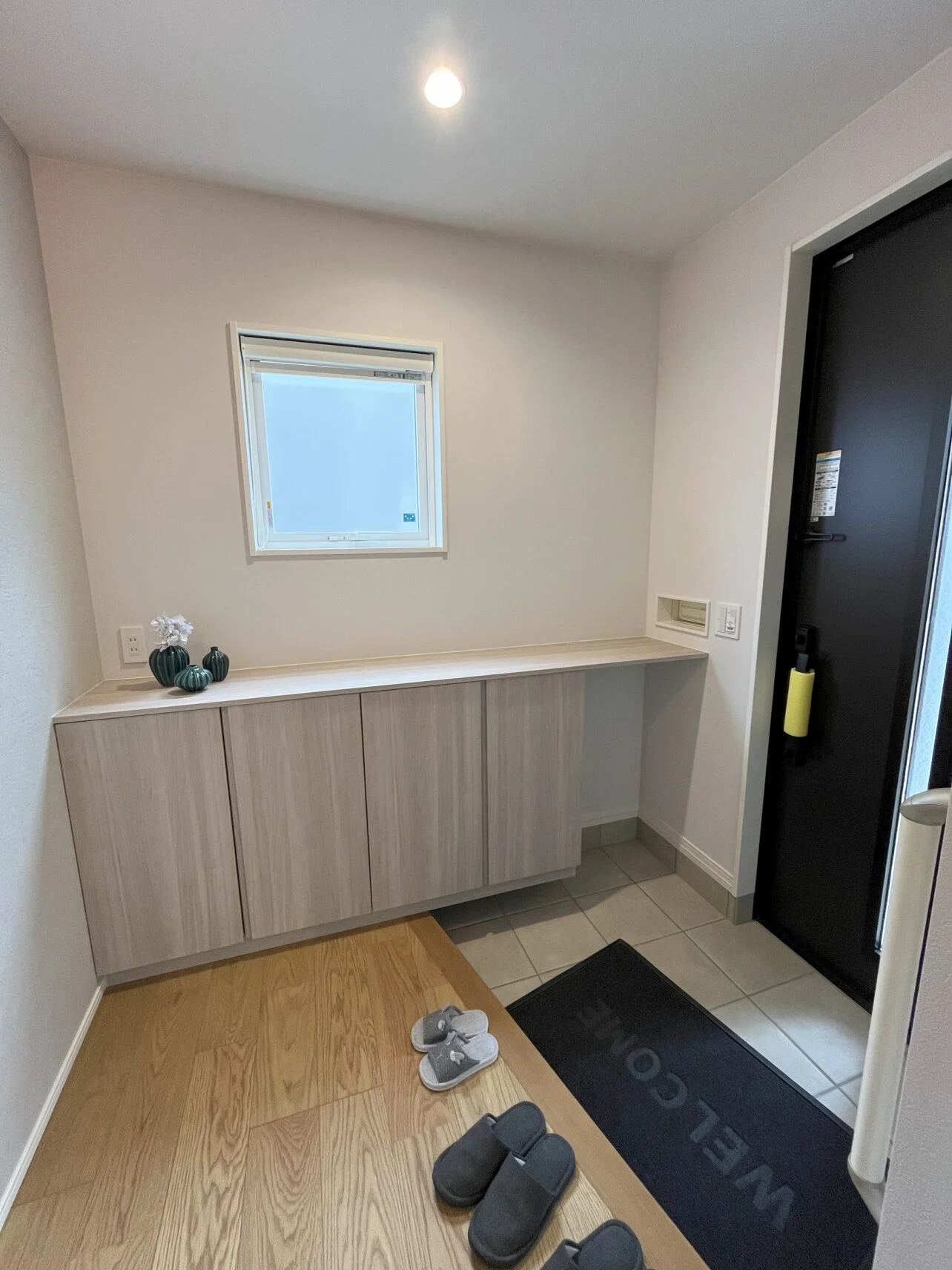 【玄関・ホール】広いカウンターで飾りも置ける収納付き。