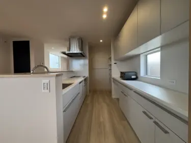 キッチン・食器棚・・・ 一目で分かる、オープンタイプのパントリー収納が奥にあります。