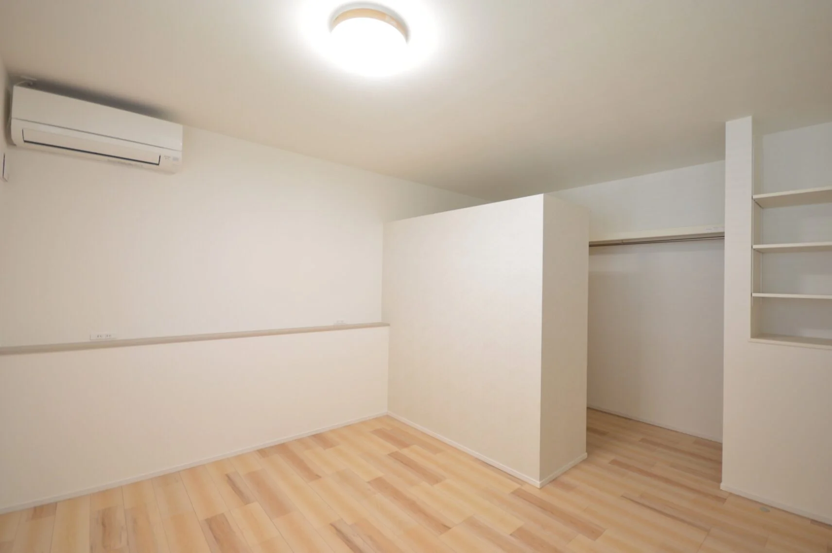 ■寝室の中にあるＷＩＣ
ウォークインクローゼットの天井はつながりを見せ、広く感じさせる演出。