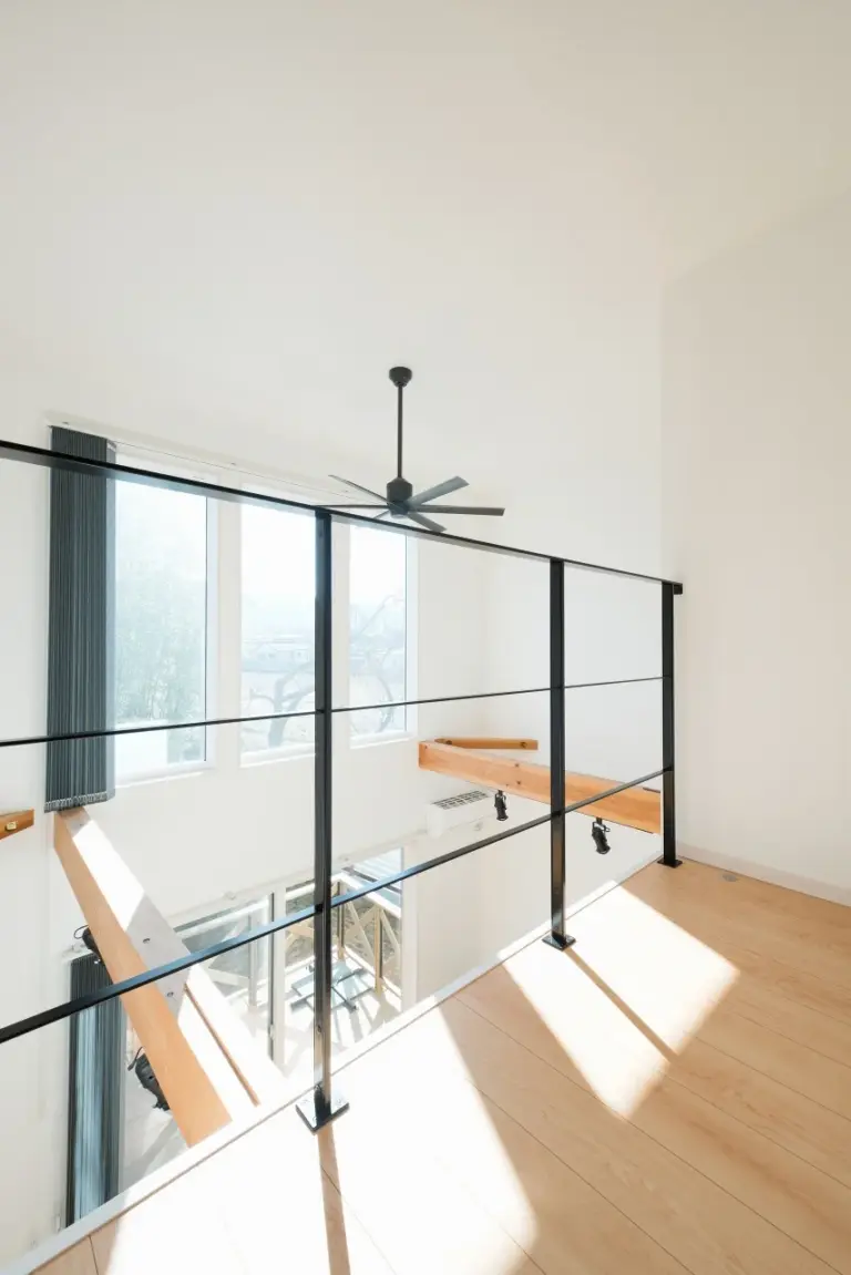 シースルー手摺で2階にも光が通る