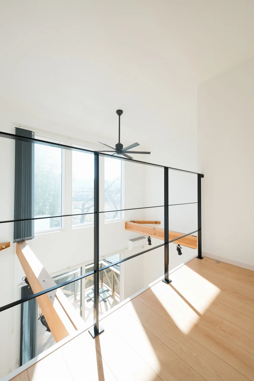 シースルー手摺で2階にも光が通る