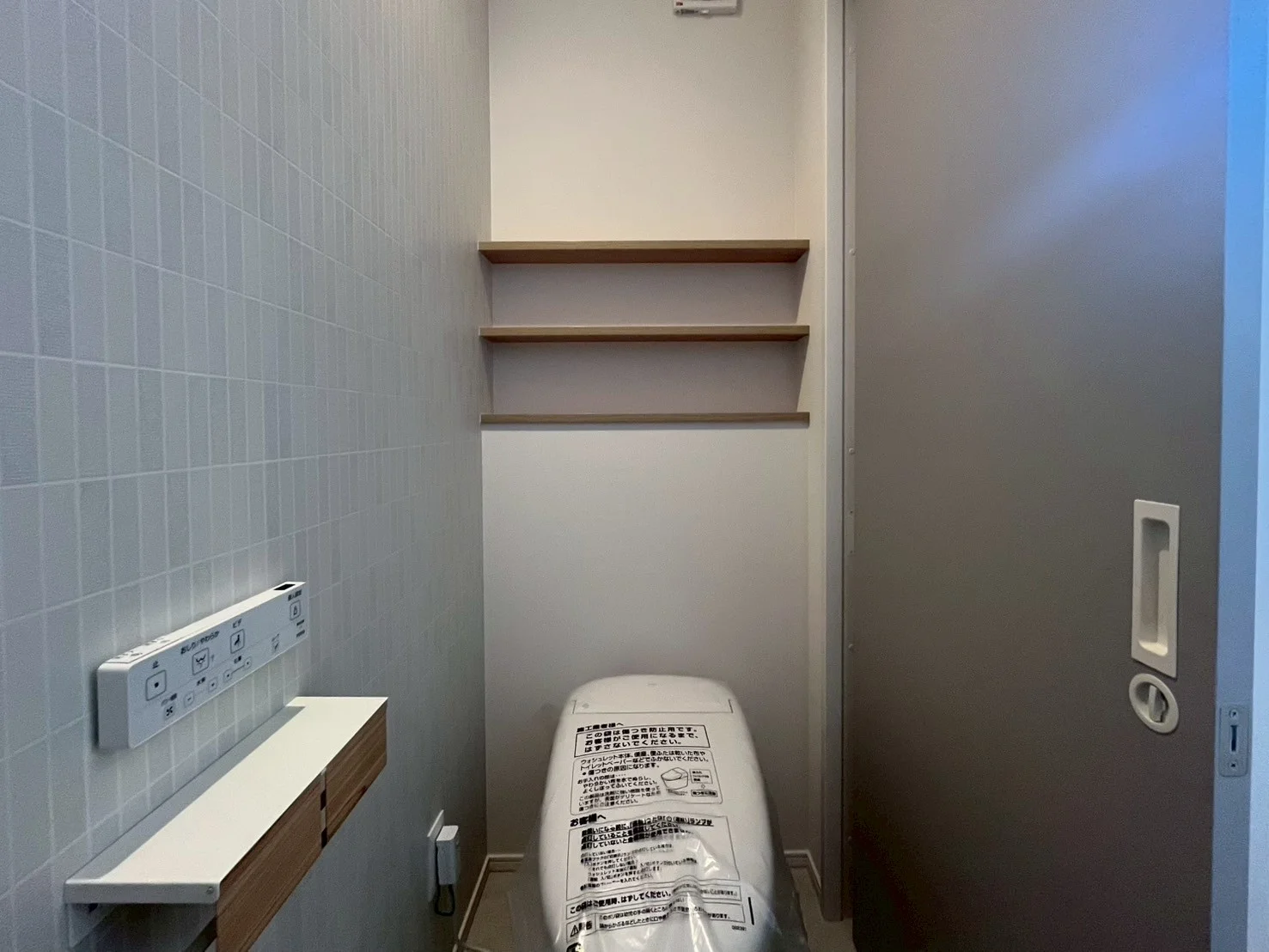 １階トイレ（タンクレスタイプ）