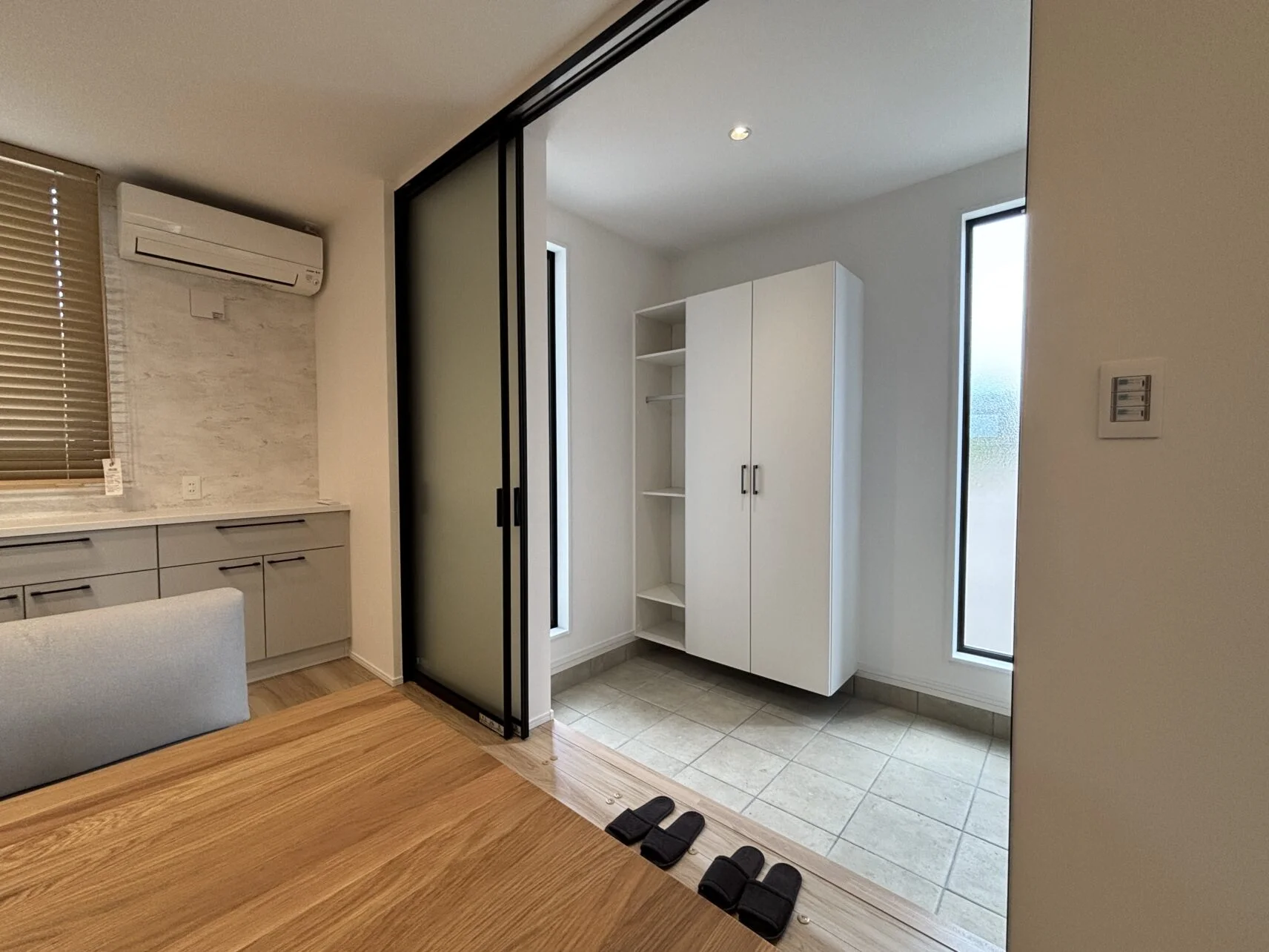 玄関（収納側）