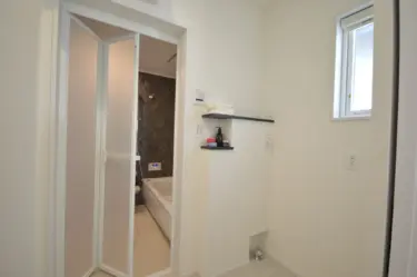 ■脱衣室・浴室
脱衣室専用のお部屋として、誰かがお風呂に入っていても外で洗面台が使える構成。