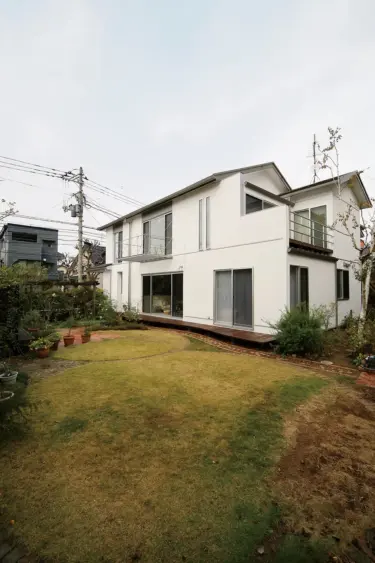 【004】シンプルかつハイセンス、室内から庭を眺望できる家