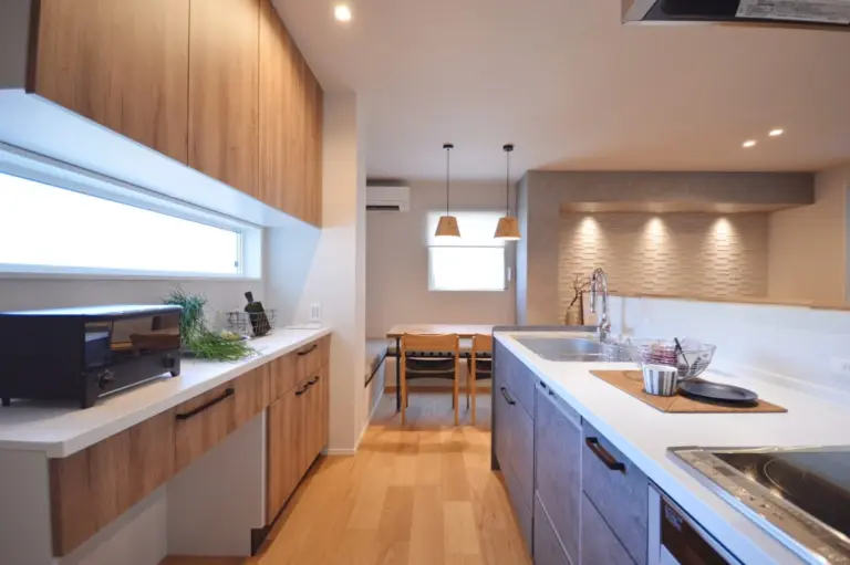 キッチンは大容量収納を配置