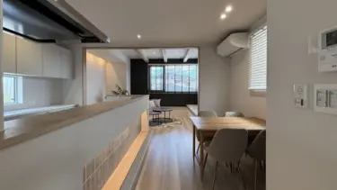 ２階ＬＤＫから望む眺望が自慢の開放的な空間。プライバシーを確保しながら明るく広々とした、まるで空に浮かぶような心地よいリビングです。