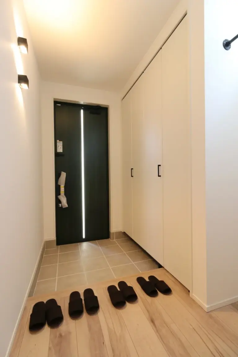 壁面収納のシンプルな玄関