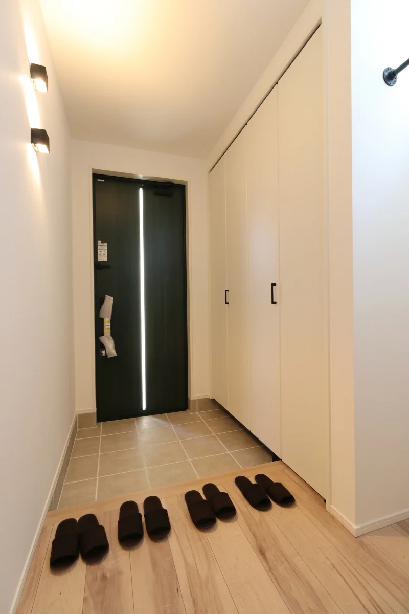 壁面収納のシンプルな玄関
