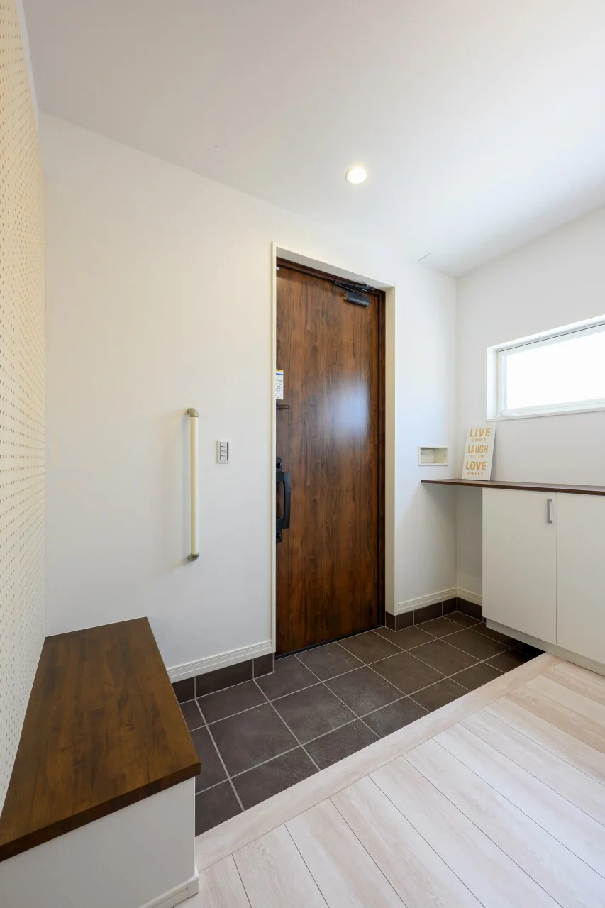 ベンチのある玄関