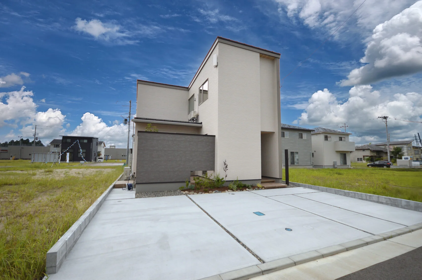 外観（前面道路／南側より）