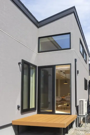 ■外観（ウッドデッキ部分）
リビングからウッドデッキに直接出られるので、お庭を活用できます。