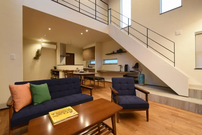 スチール手摺がデザインのリビング