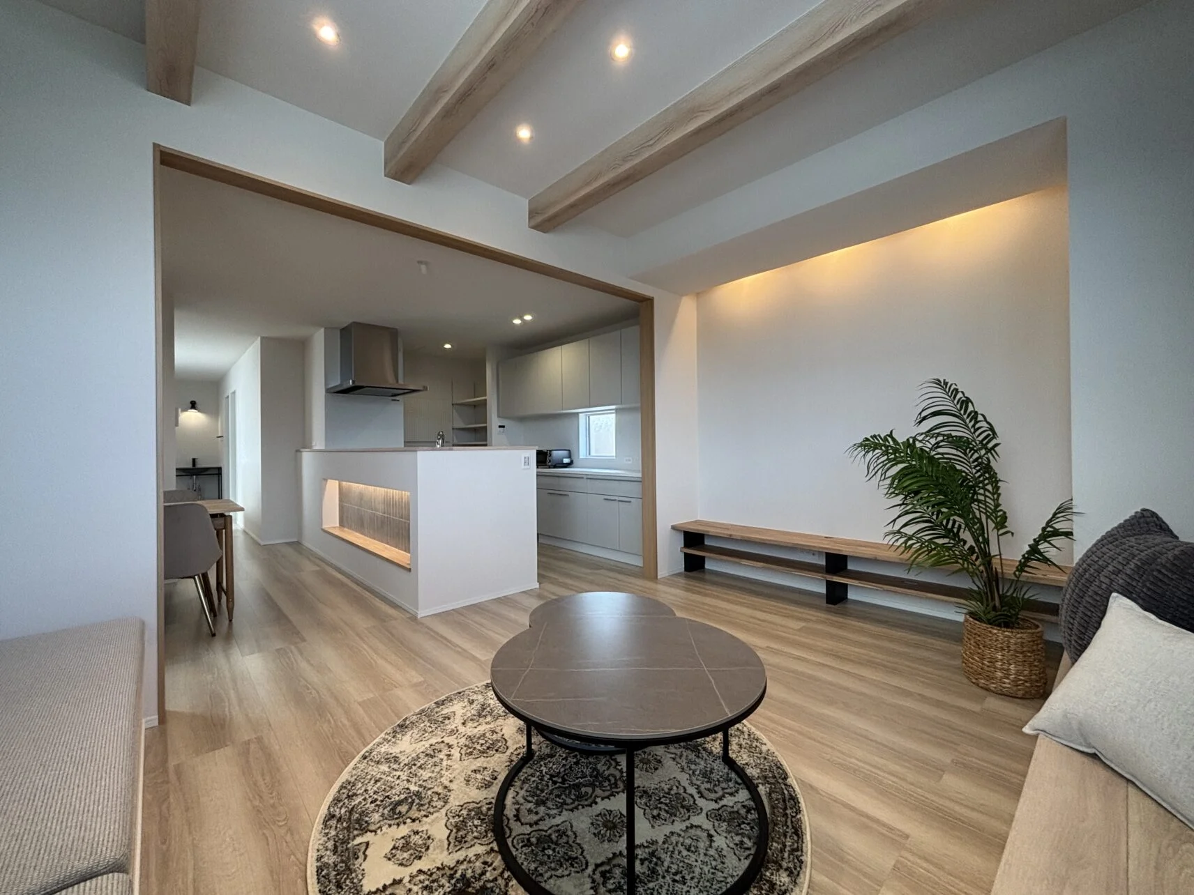 ２Ｆ・ＬＤＫ  ※家具・小物などはイメージです。