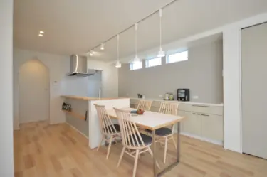 ■ダイニング・キッチン２
横並びで配膳がしやすいダイニングキッチン。