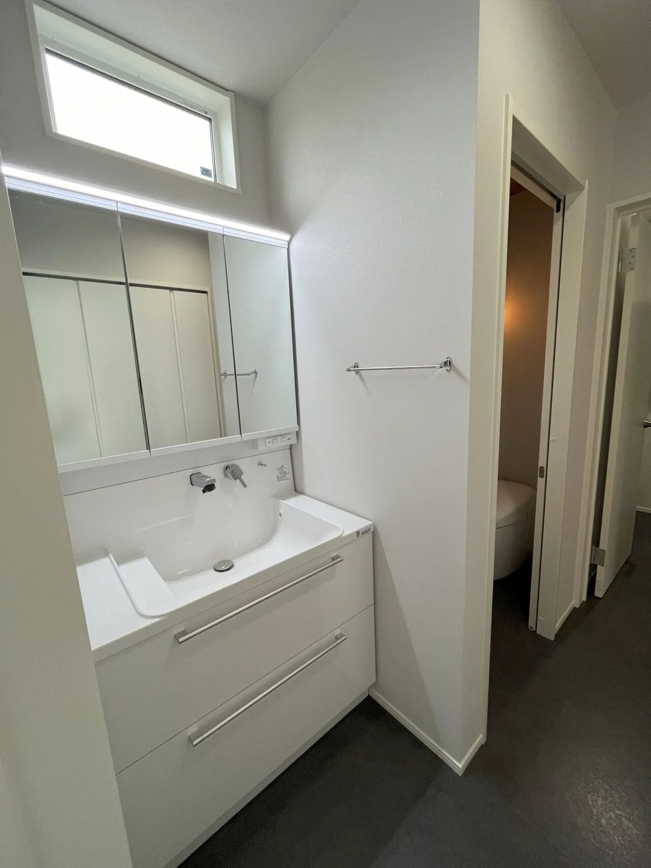 【洗面台 】脱衣室とは別の洗面スペース。誰かかお風呂に入っていても自由に使えます。