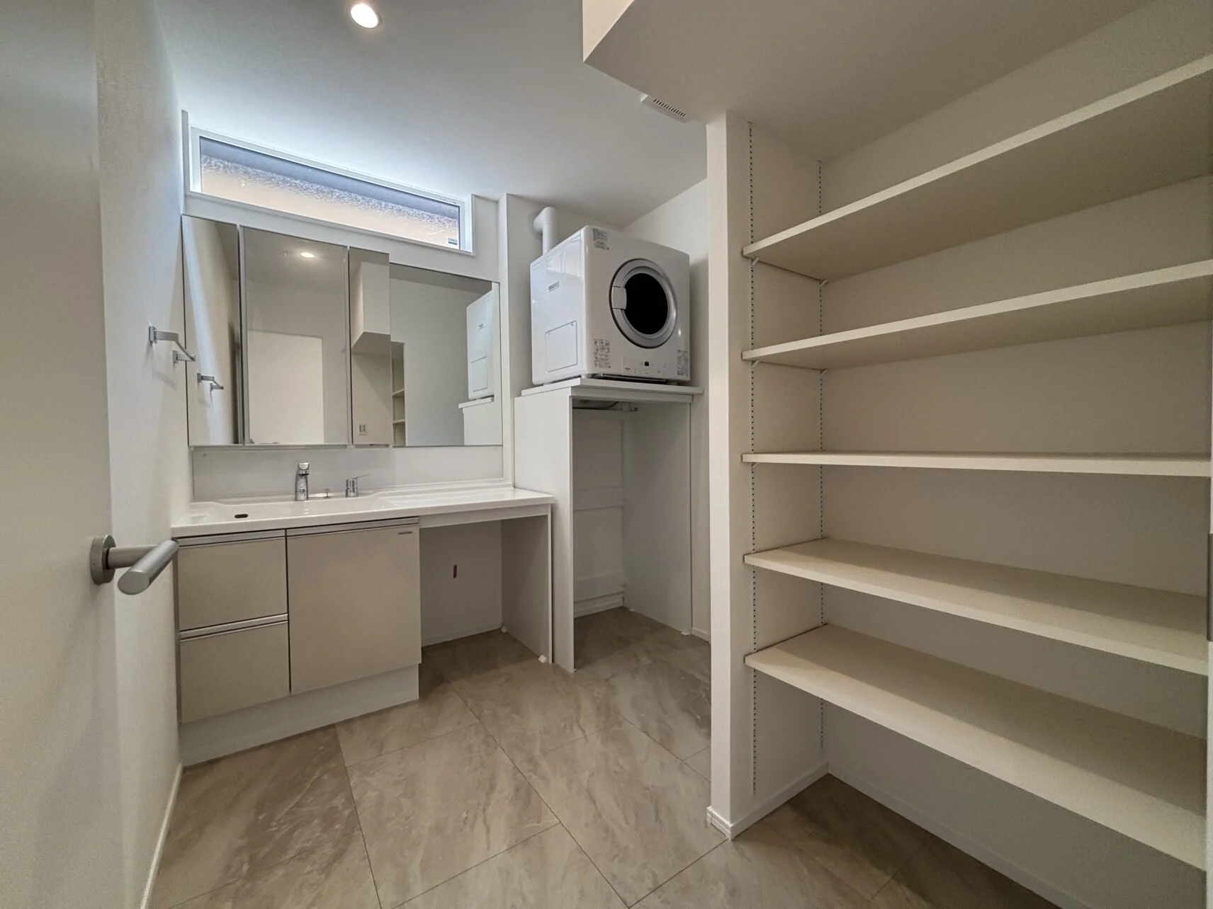 ２Ｆ・洗面脱衣室　・・・ガス衣類乾燥機「乾太くん」付き♪