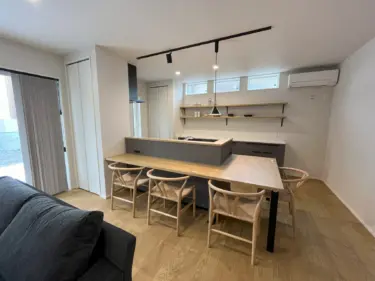 【ダイニング・キッチン１】ダイニングテーブルは造り付けのカウンター式に。省スペースながらしっかり4人分確保。