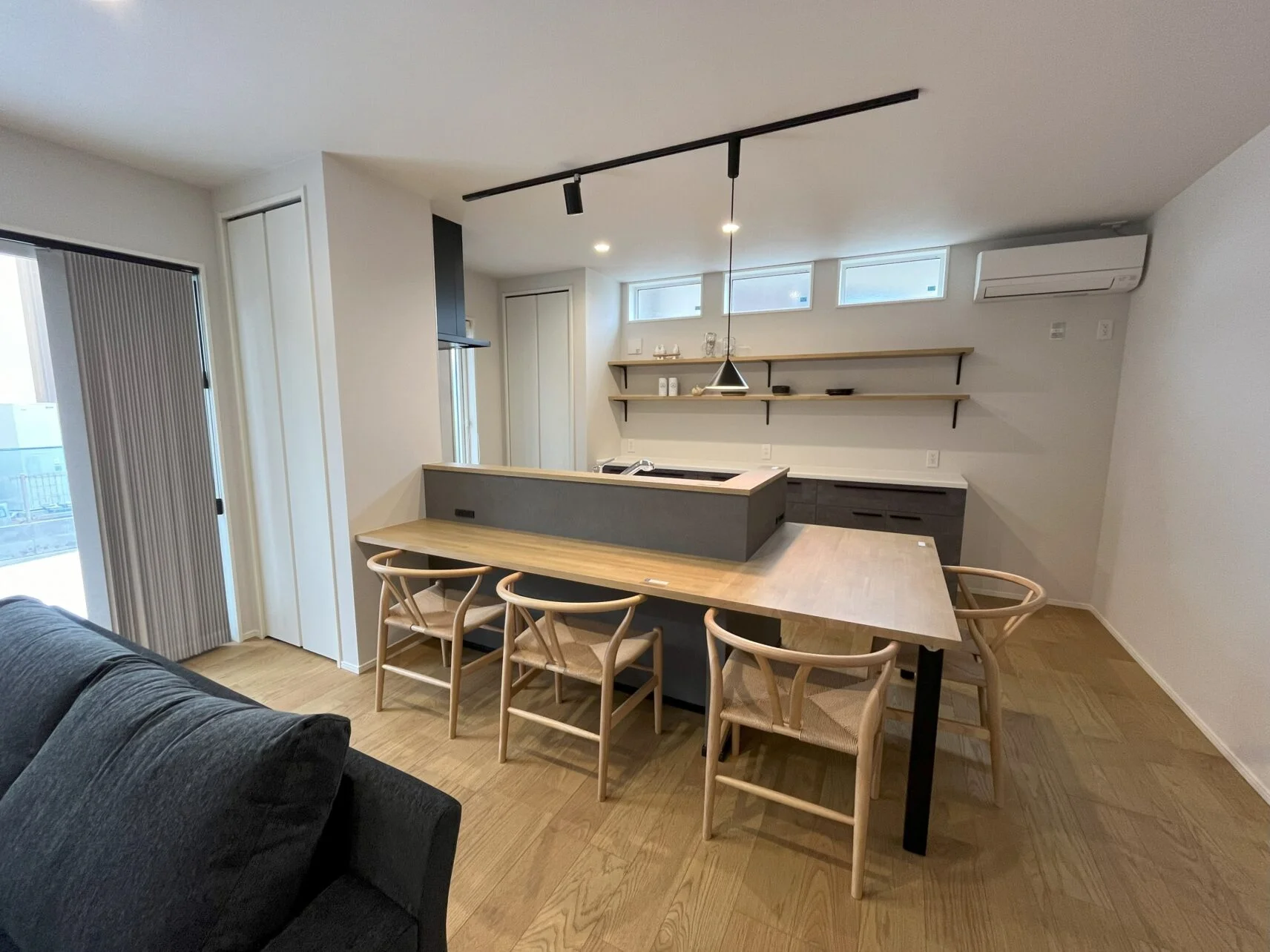 【ダイニング・キッチン１】ダイニングテーブルは造り付けのカウンター式に。省スペースながらしっかり4人分確保。