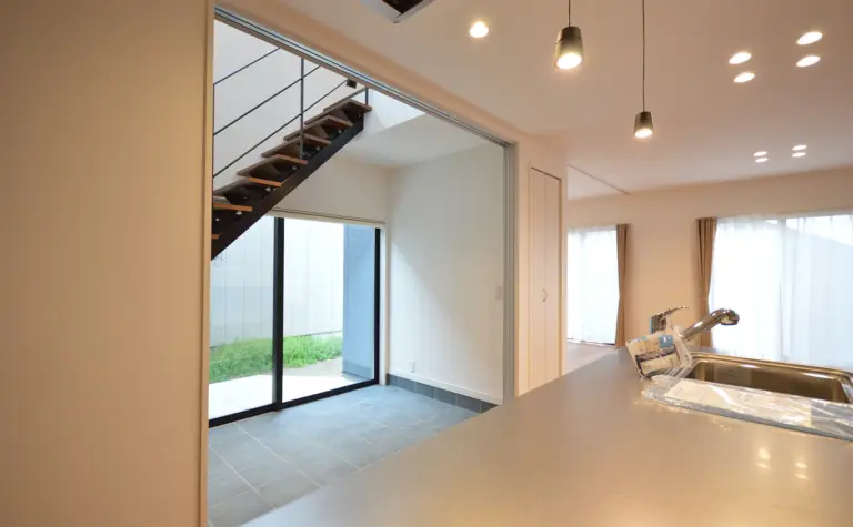 土間空間は開けたり閉めたりできる建具を設置