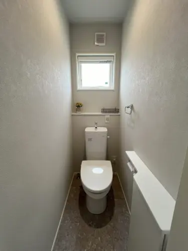 【２階トイレ】少しトーンを落とした壁紙で夜も使いやすい2階トイレ。