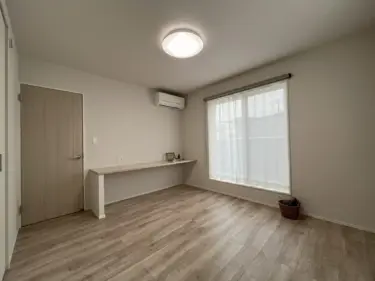 【主寝室】カウンター付きでリモートワークにも対応可。ここからバルコニーにも出られます。