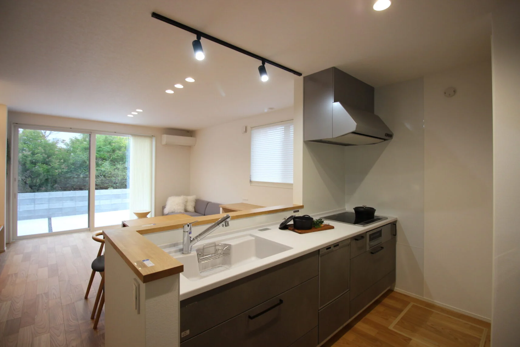 内観（システムキッチン）